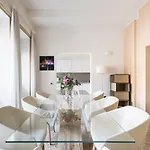 Urbanicooh Garisenda - Piazza Maggiore View Apartment *