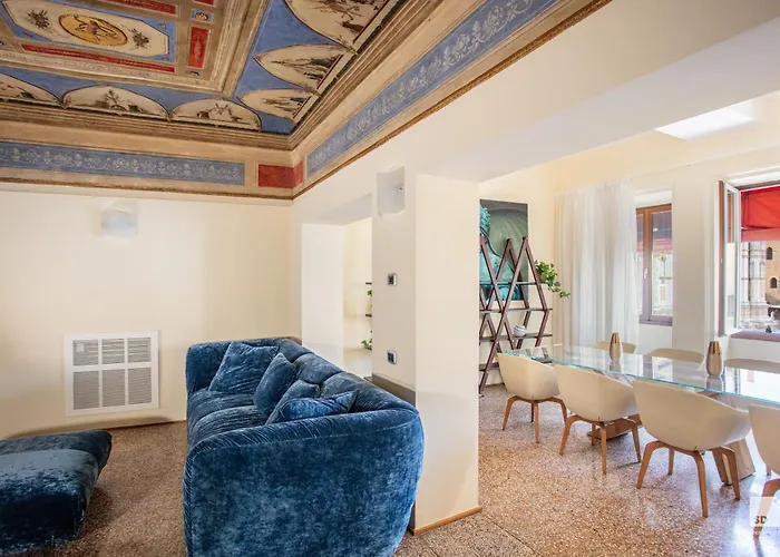 Urbanicooh Garisenda - Piazza Maggiore View *