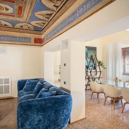 Urbanicooh Garisenda - Piazza Maggiore View *