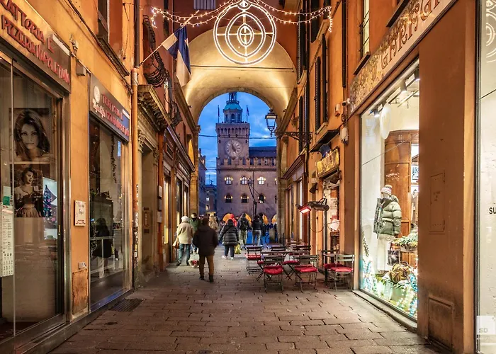 Urbanicooh Garisenda - Piazza Maggiore View