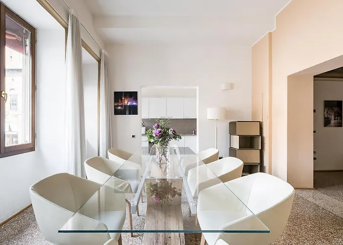 Urbanicooh Garisenda - Piazza Maggiore View Apartment *